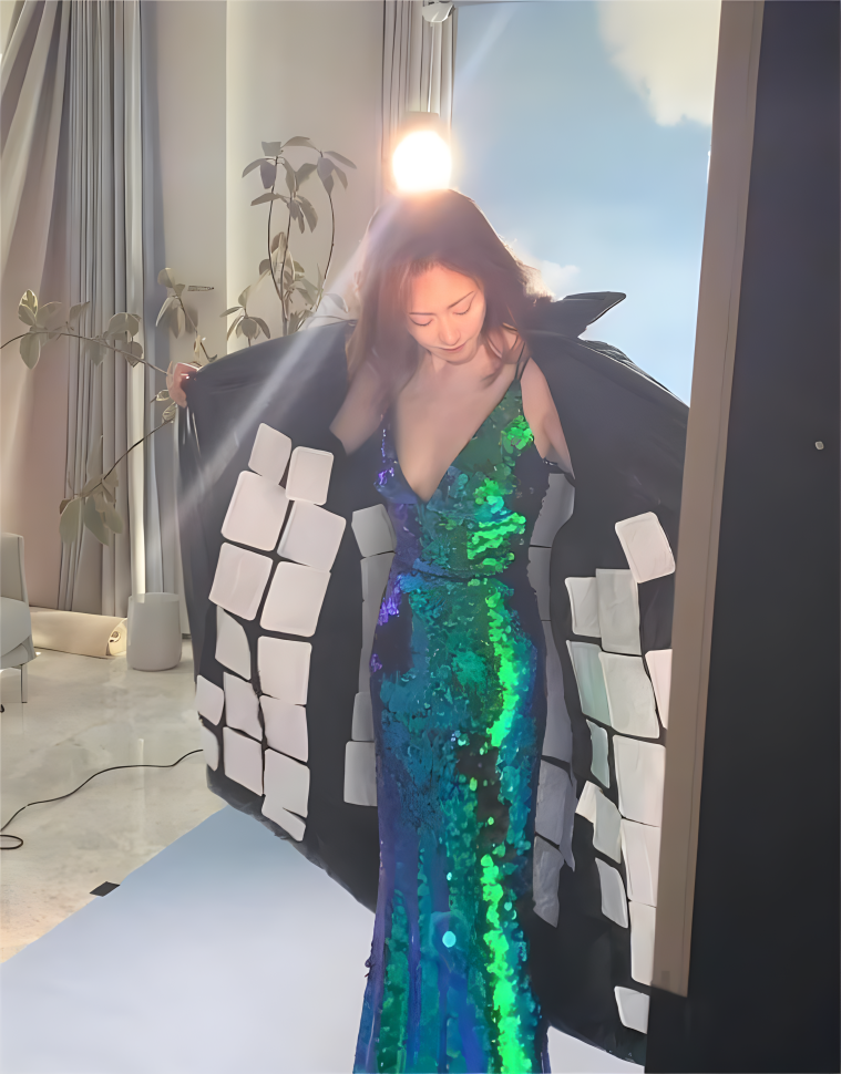 刘芸红毯太遭罪,寒冬走秀瑟瑟发抖,70个暖宝宝贴满全身