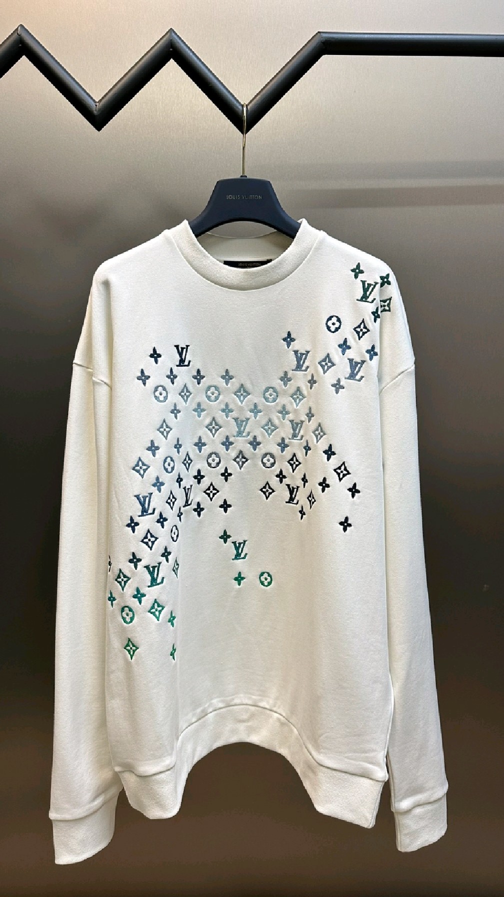 lv新款卫衣开箱,老花logo浮雕设计太精致时尚了