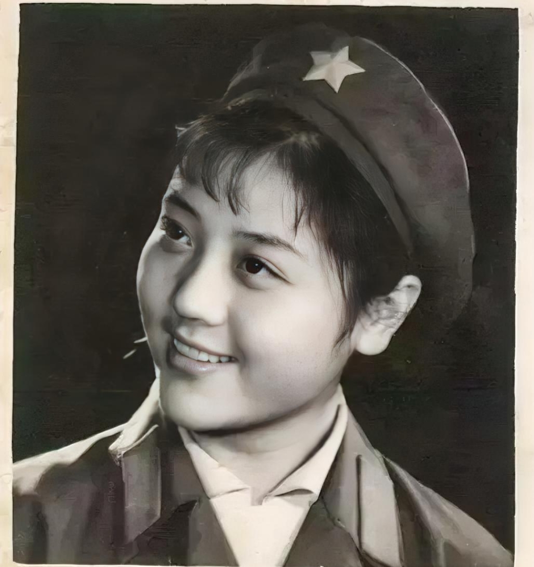 1975年我当打字员时,因衣服有点不合身,女兵小葛热心帮我改军装