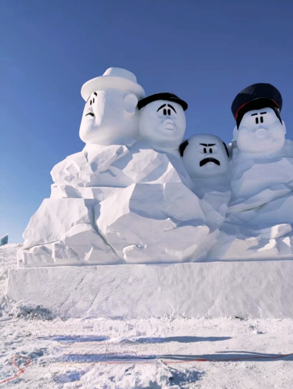 进景区需要门票,如果单独拍雪人站在外边就可以拍到.