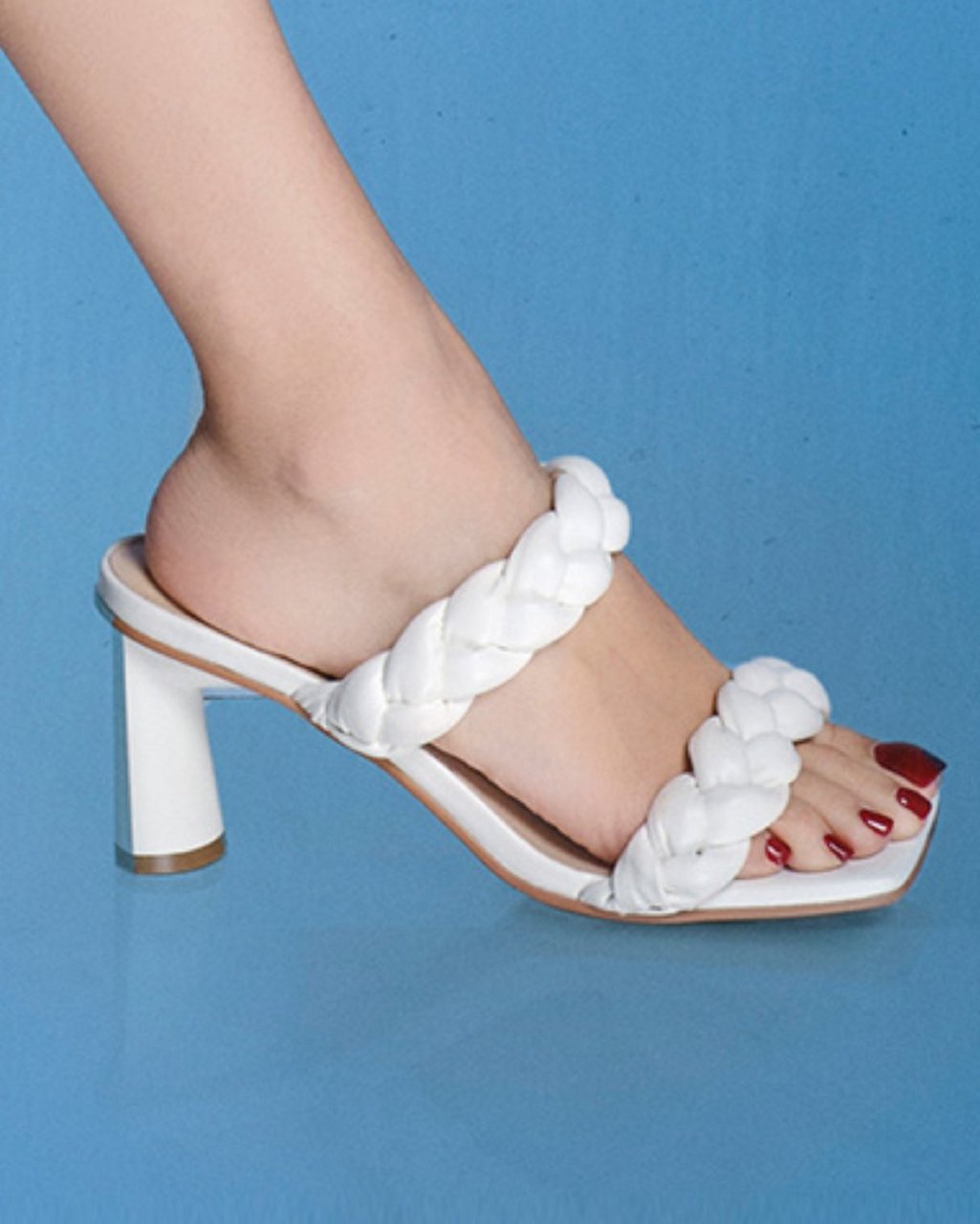 angelababy的凉鞋美脚照,2012年,杨颖凭借言情片《第一次》获得第13届