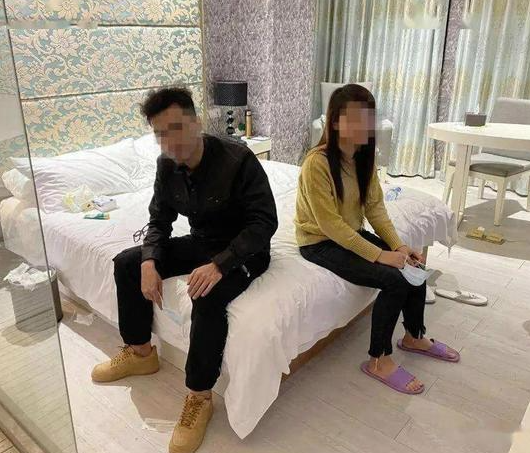 妻子和前任旧情复燃,两人竟携手游玩彻夜不回,丈夫怒骂他有性病