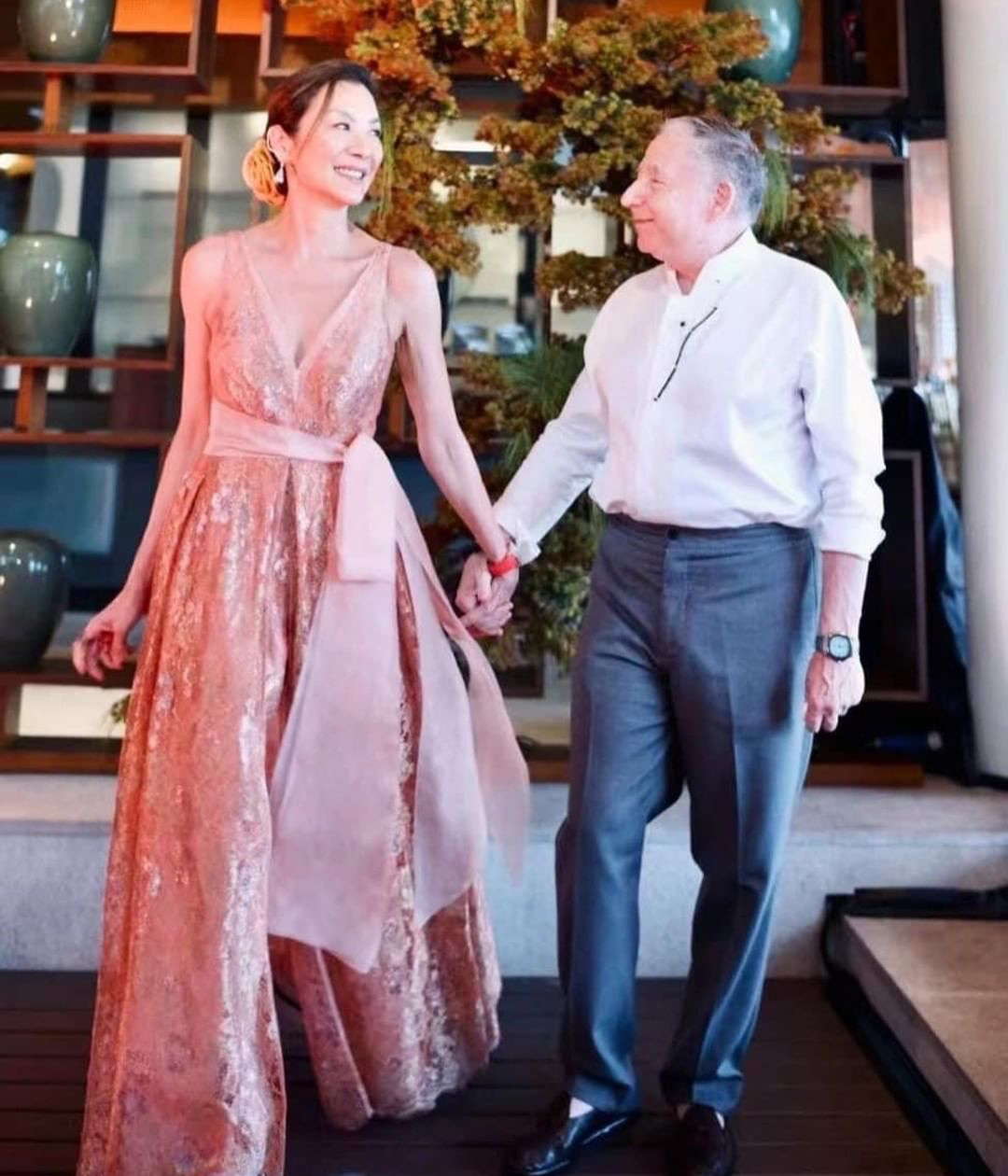 61岁杨紫琼大婚,身穿绿色礼裙与何超琼合影,和丈夫爱情让人羡慕