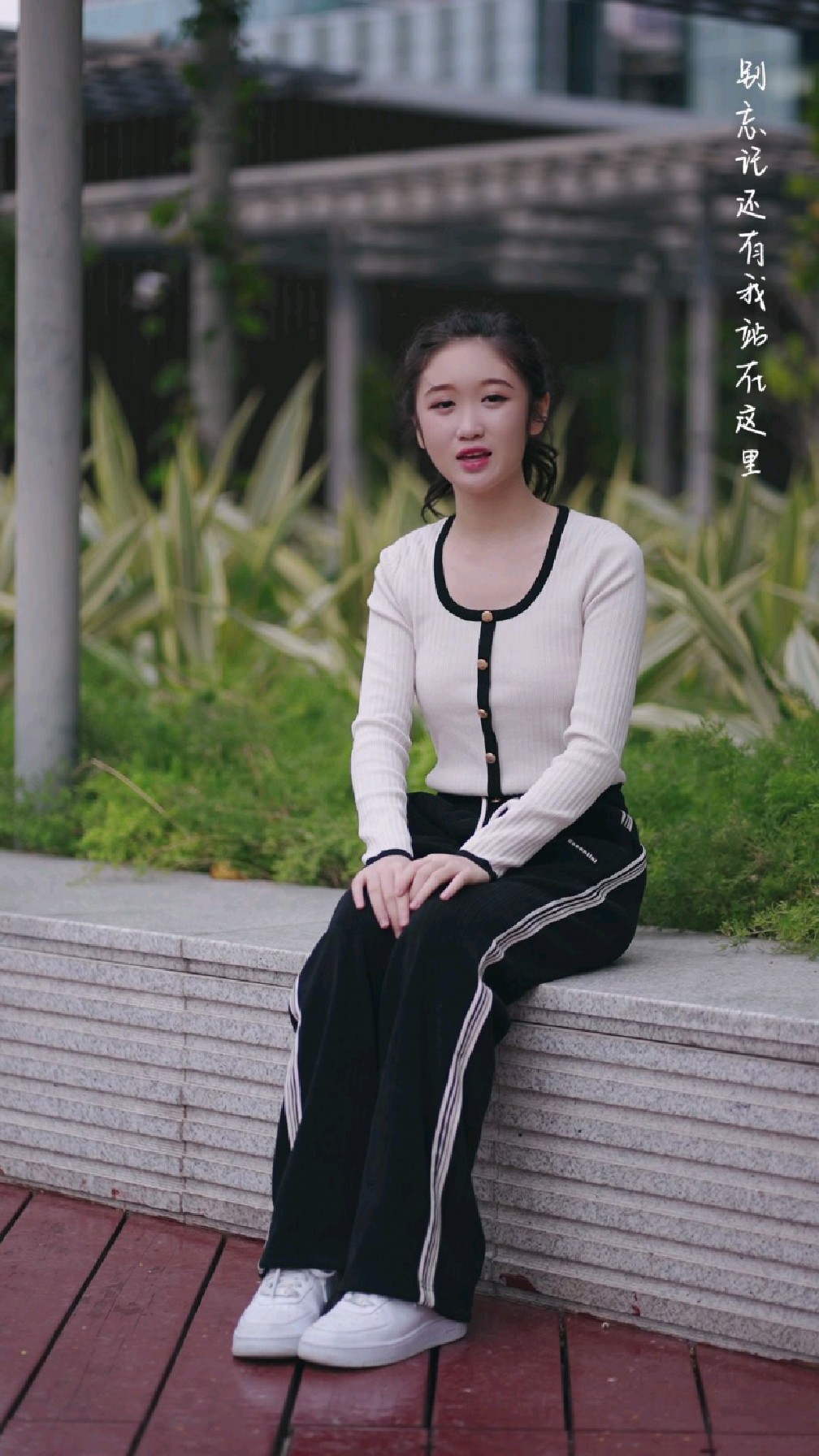 邓文怡翻唱热曲《太阳》你看着我眼睛