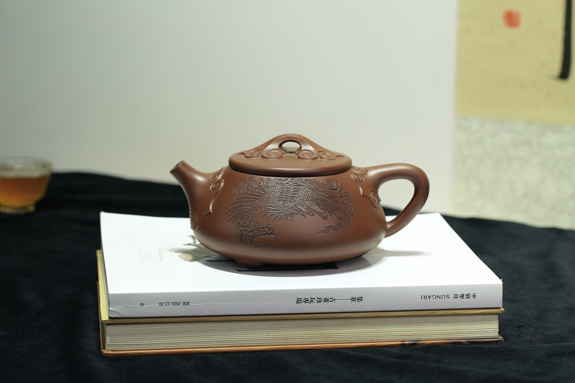现在市面上的紫砂壶基本分为:全手工,半手工,机器壶和灌浆壶.