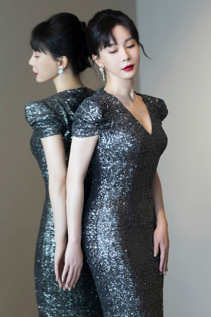 在第五届海南岛电影节闭幕式红毯上,46岁的实力派女演员陈数引发关注.