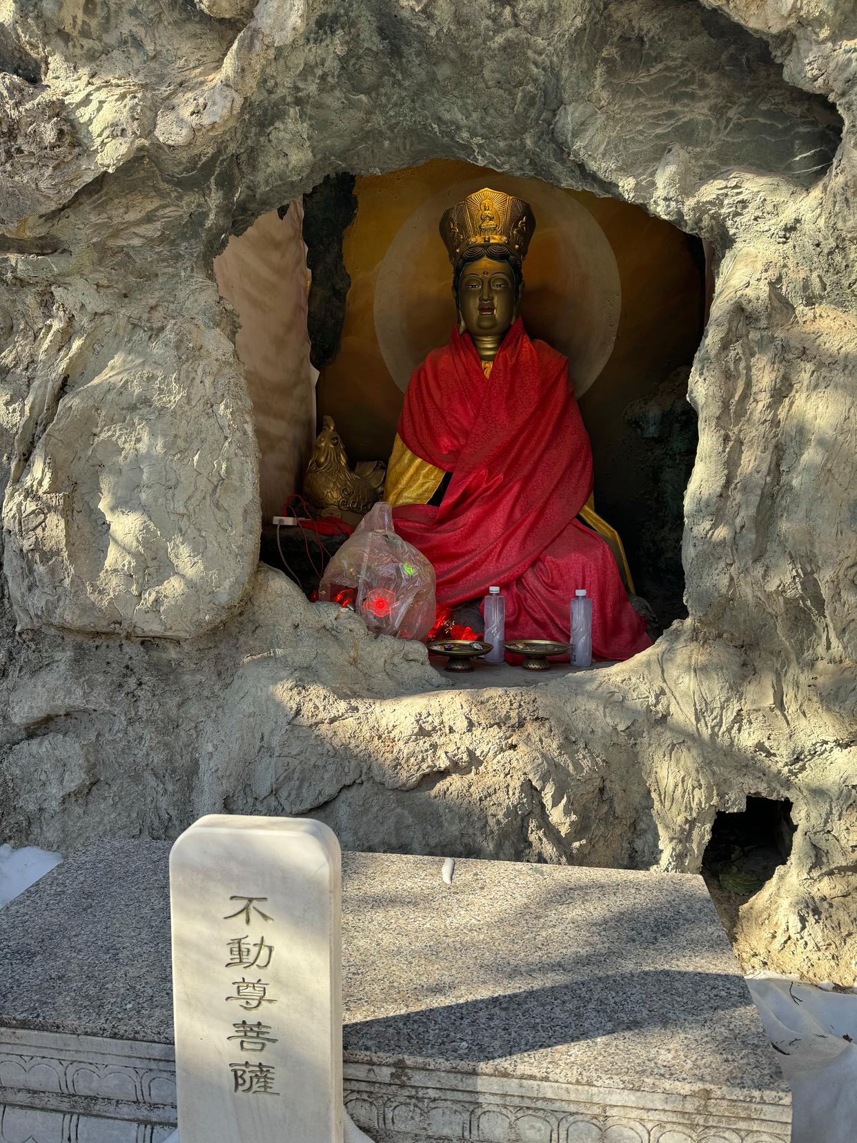 往那一座刮风下雨都得护着深怕被风吹倒.这玩意有啥用,醒醒吧!瞎拜