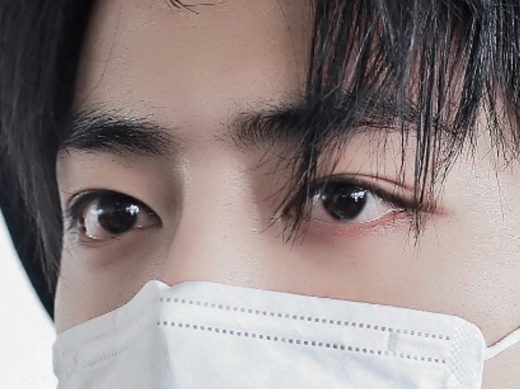 肖战的瑞凤眼辨识度高,生得极好98,容易给人留下深刻印象.