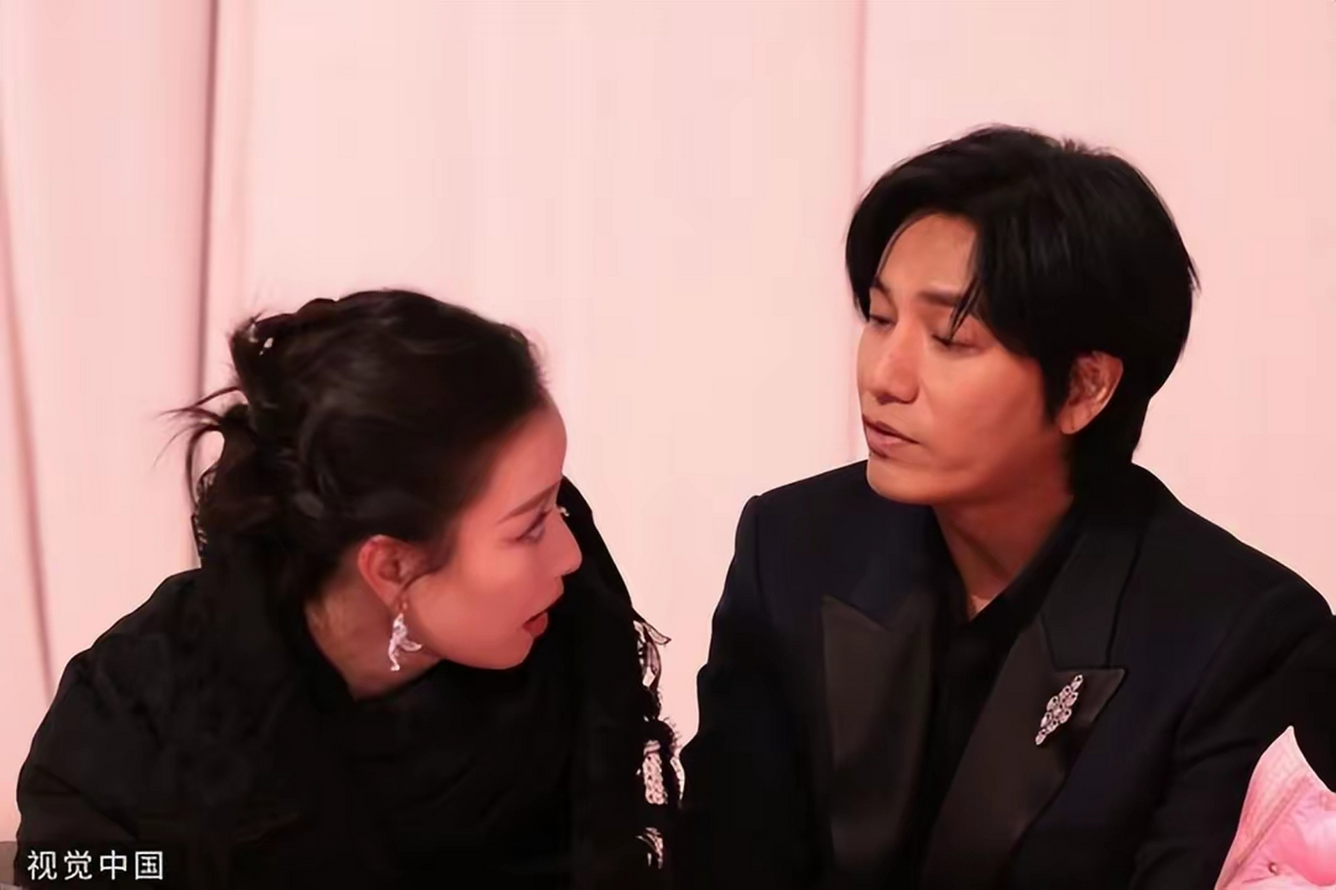 坤,倪妮,张婧仪现身上海某品牌活动,三人在台下热聊,画面感好好温馨!