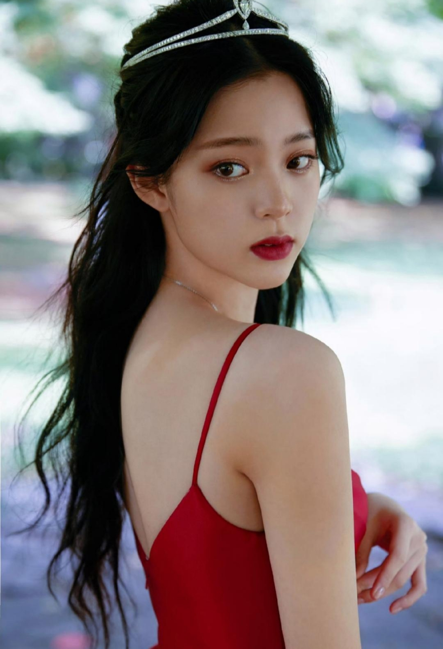 欧阳娜娜越来越有魅力了,一袭吊带红裙,搭配长发,娇艳妩媚,温柔性感