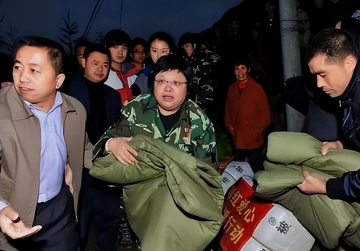 而比他们先赶到的是积山县周围的爱心人士