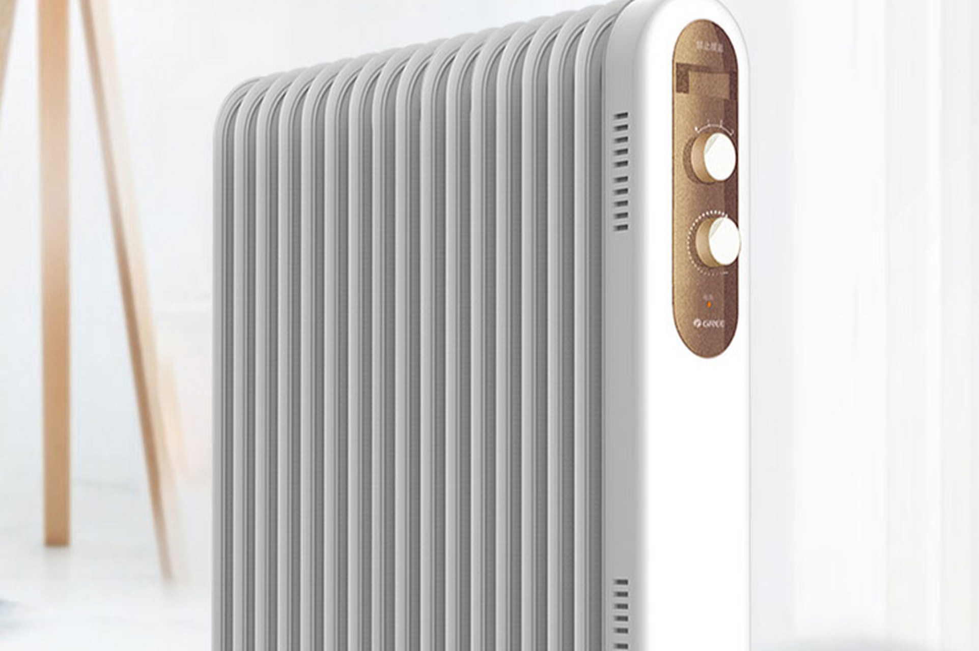 格力电油汀取暖器是冬季家庭温暖的守护者,具备速热,智能遥控和加湿