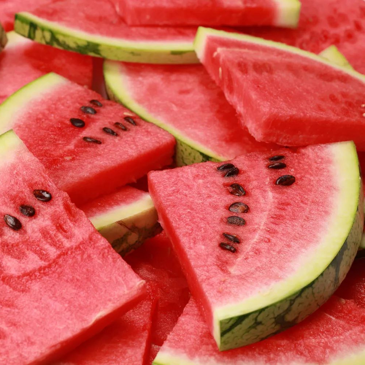 西瓜是一种甜食,甘甜多汁,口感清爽,是夏季里最受欢迎的水果之一.