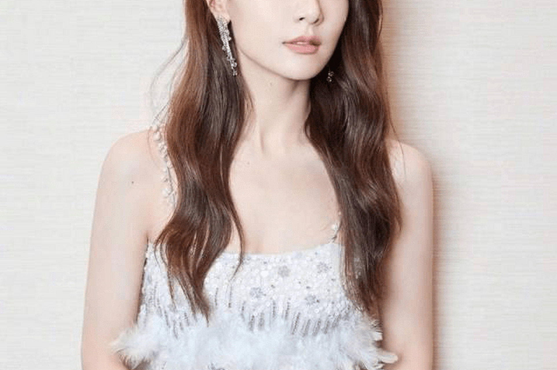 白冰,原名陈东,是中国内地备受瞩目的女演员.