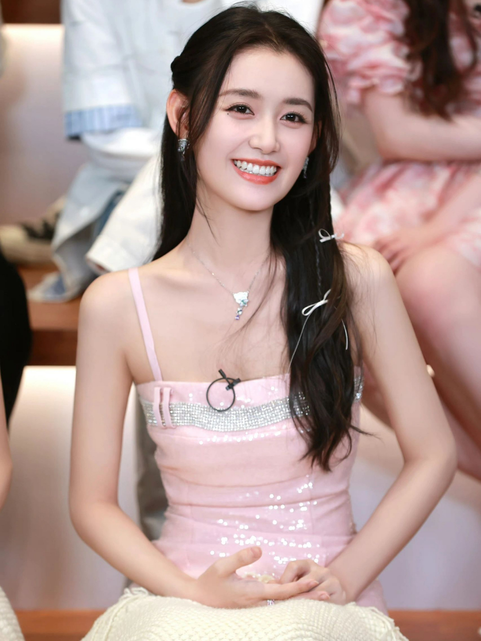 乖女鹅穿百元小粉裙好甜 看看一拍即合的我们瞬间成了蒋依依的粉丝!