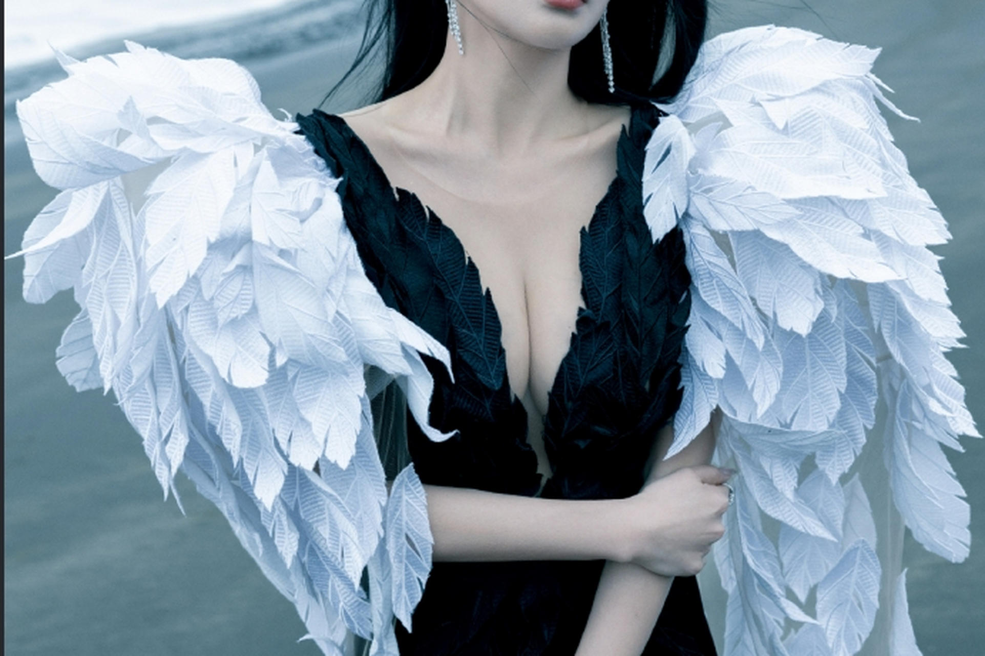 张雨绮在某盛典活动中以一身深v礼服亮相,展现出她火辣性感的黑天鹅