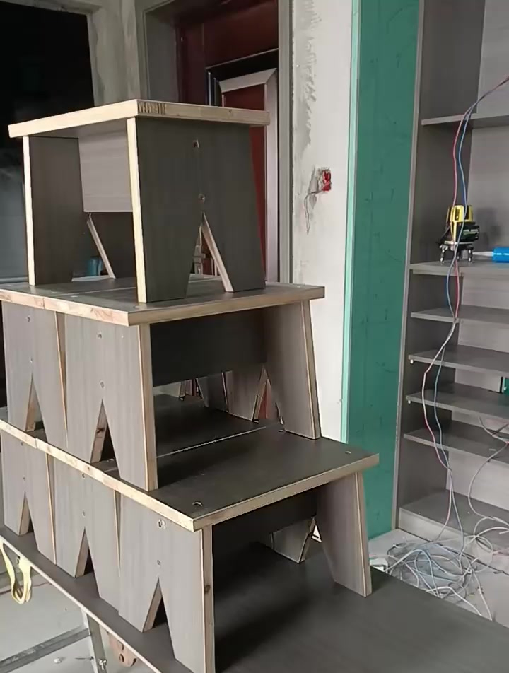 剩下的材料,师傅都做成了板凳,简易小板凳象征着木工完工了