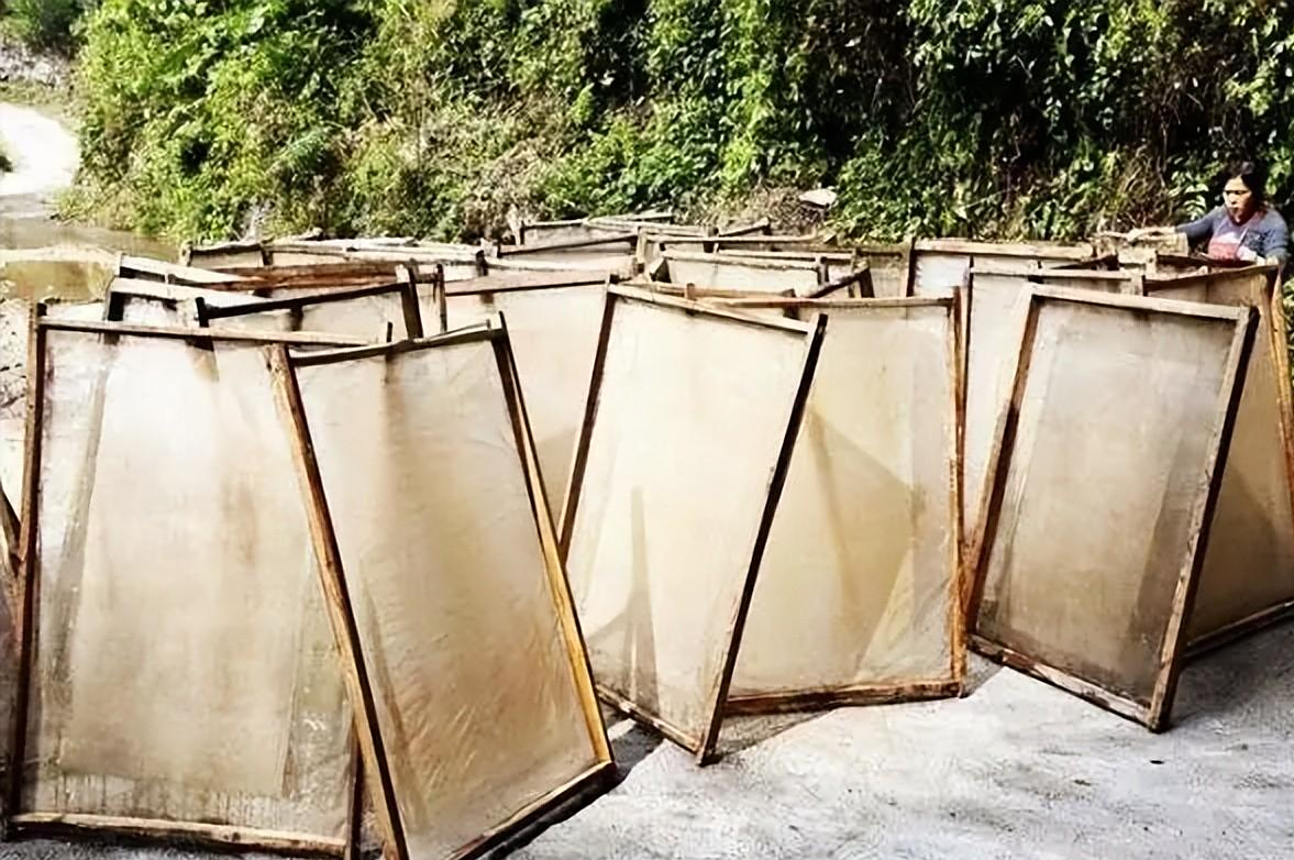 古代的窗户用纸糊的,拿手一戳即破,暴风雨来临时真能抵挡住吗?