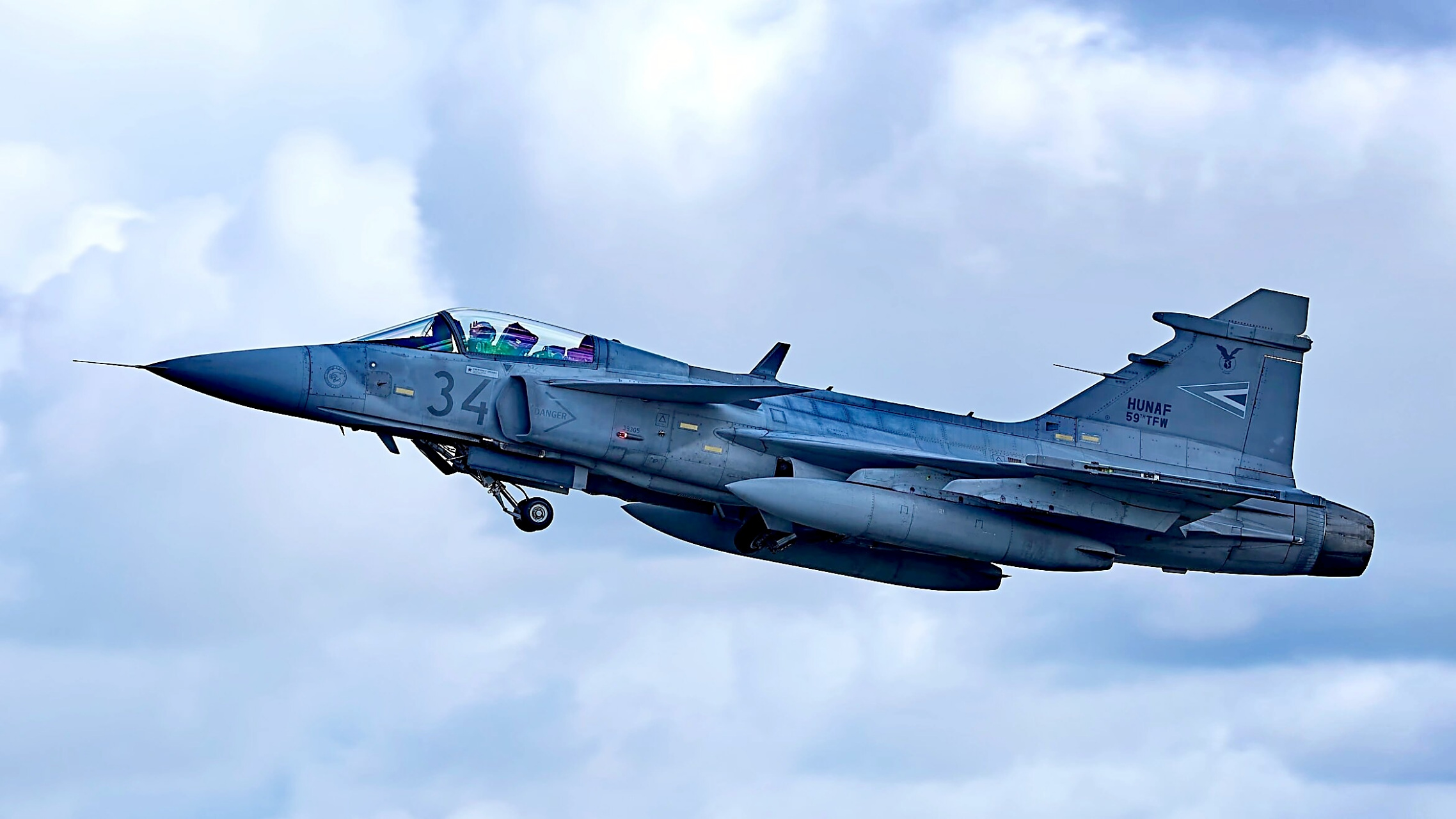 战机欣赏:瑞典 萨博 jas-39 鹰狮战斗机,该机是瑞典研制的一款三代半