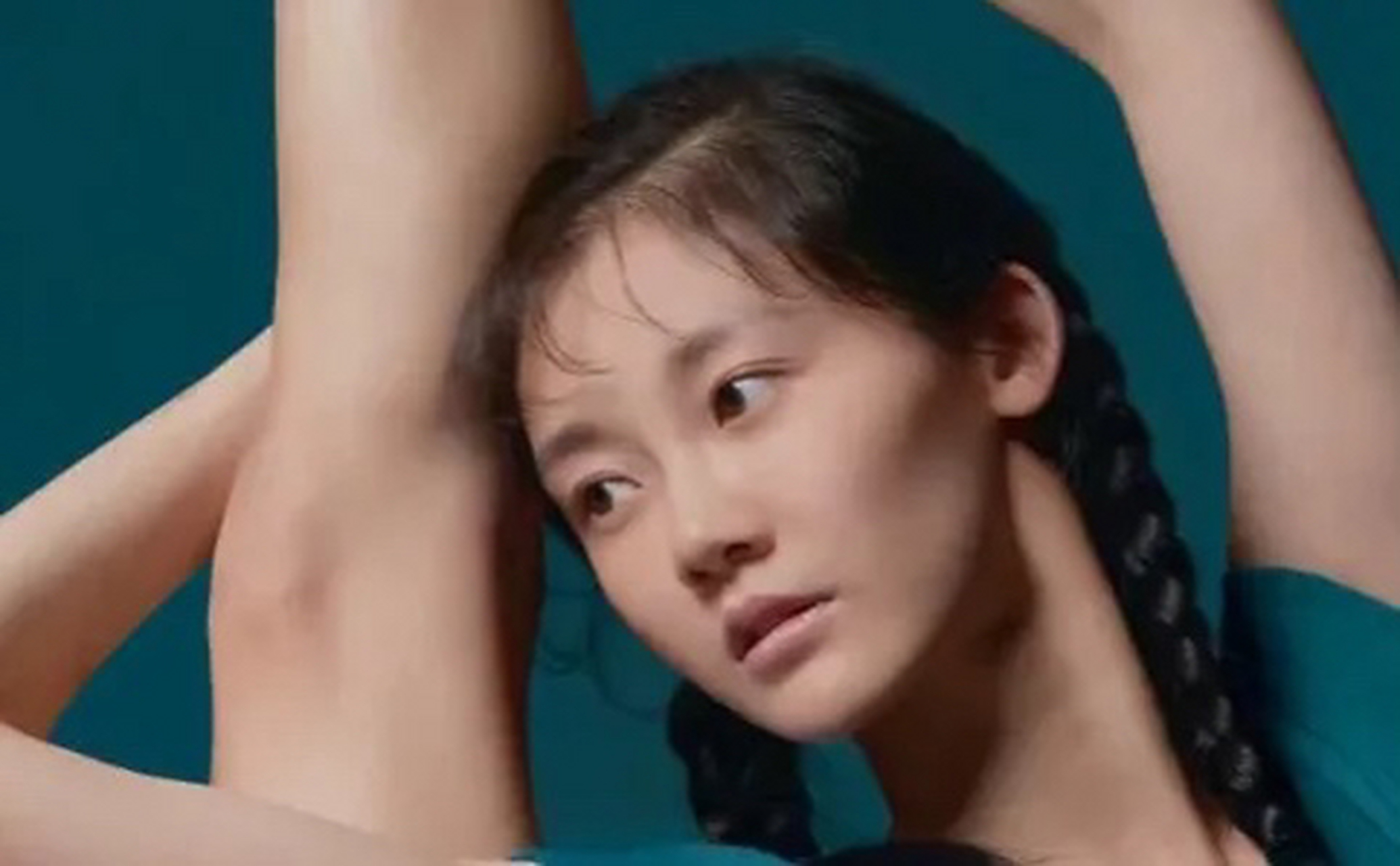 当年,冯小刚拍摄《芳华》,开机前,背着主角苗苗,专门给剧组人员开了