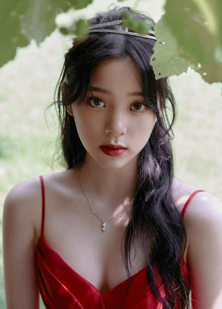 欧阳娜娜越来越有魅力了,一袭吊带红裙,搭配长发,娇艳妩媚,温柔性感