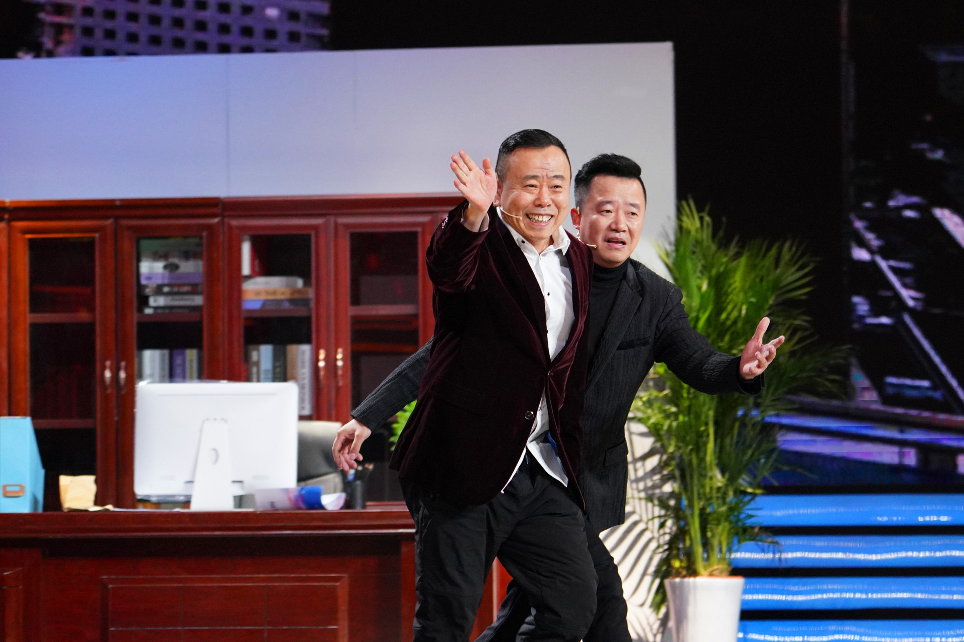 6米."一旁的李明启听不下去了,笑着说了一句话,惹得全场捧腹大笑.