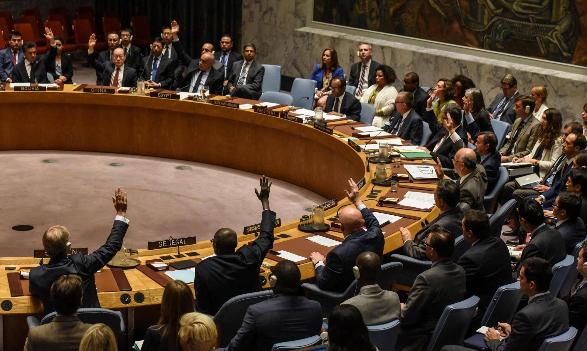 联合国安理会现场,中国引领13国投票通过,美国拉俄罗斯下水