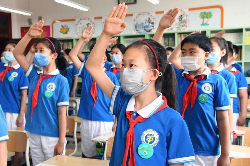 随着寒冷天气和甲流感染的来临,各地区中小学陆续开展线上教学,寒假