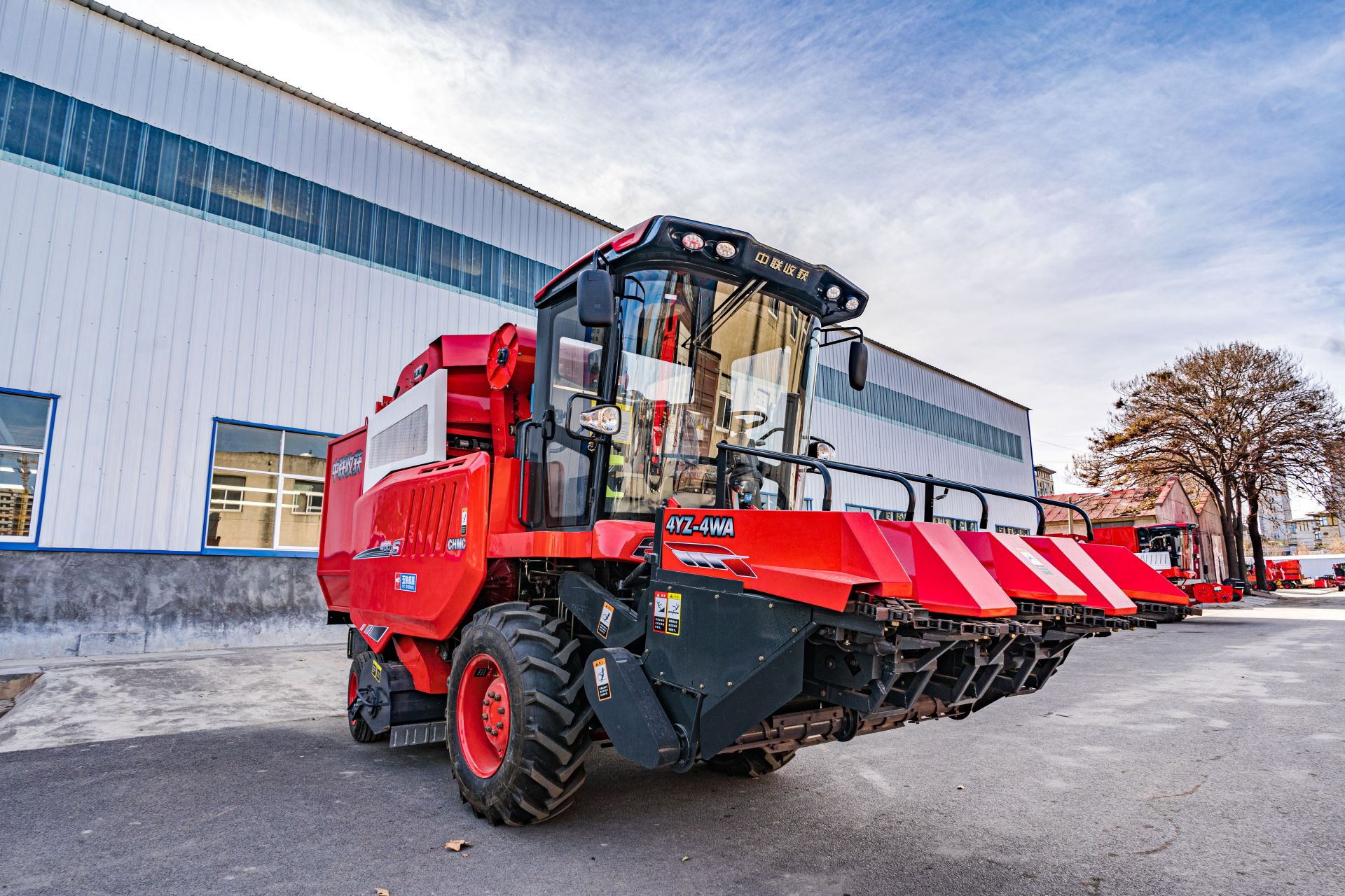 韦彬是一位拥有近20年农机驾驶经验的"农二代",自