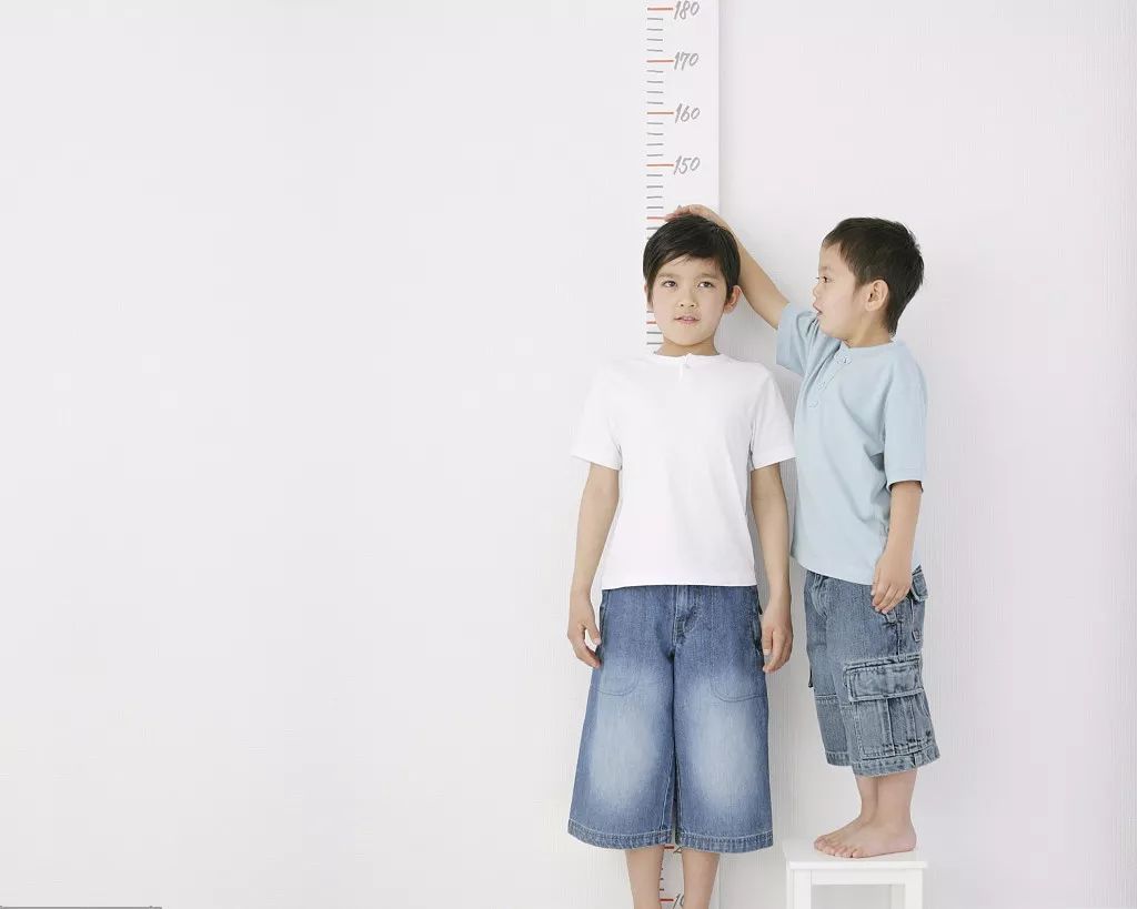 3岁-青春期前长速 5cm,青春期前中期长速 6cm