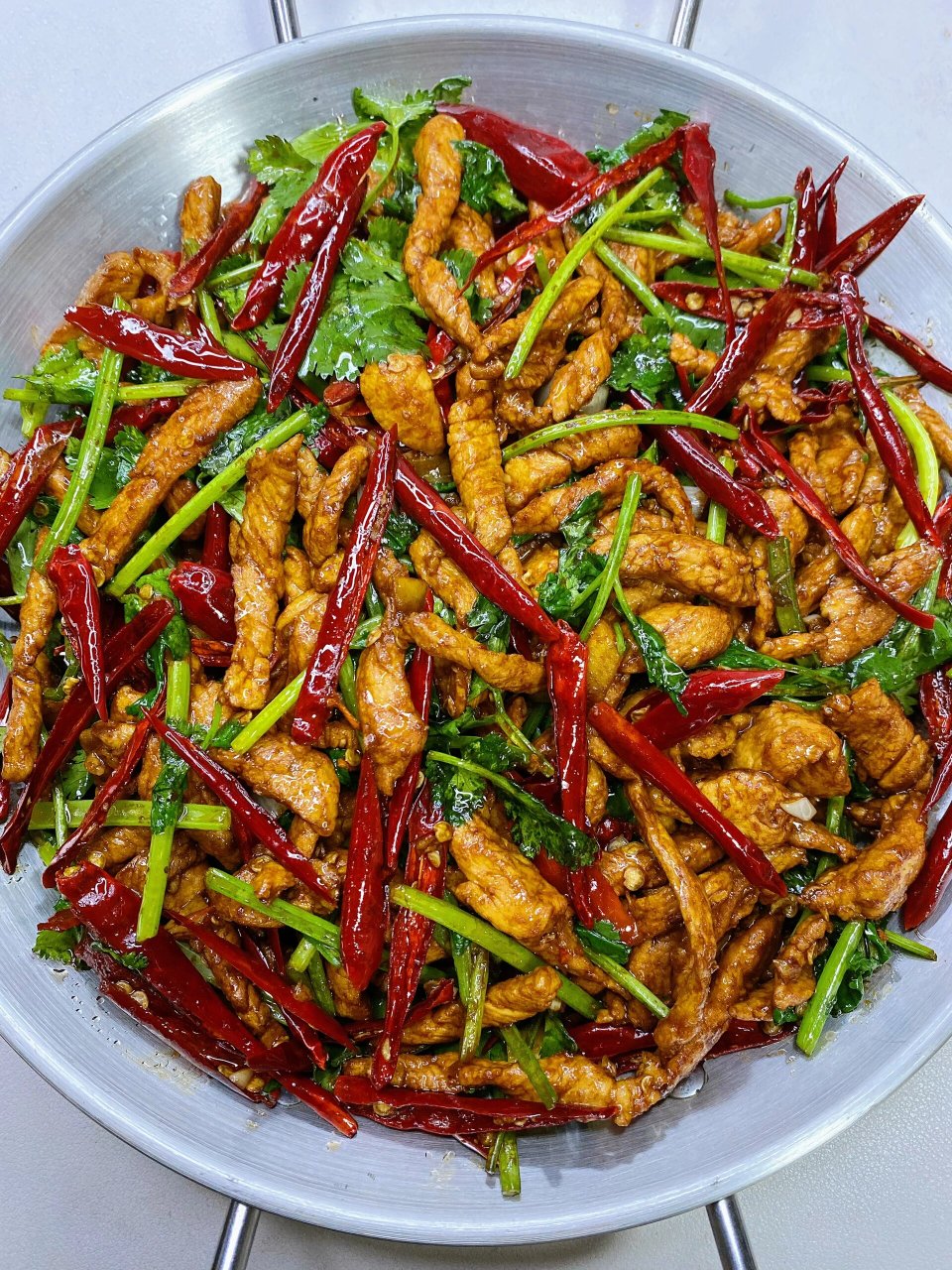 今天我要分享一道家常的香辣肉丝!