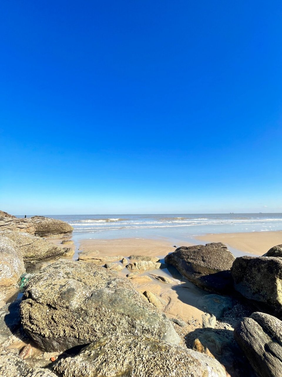 冬日里,来连云港看海是一种别样的体验  这里的海景壮丽迷人,尤其是在