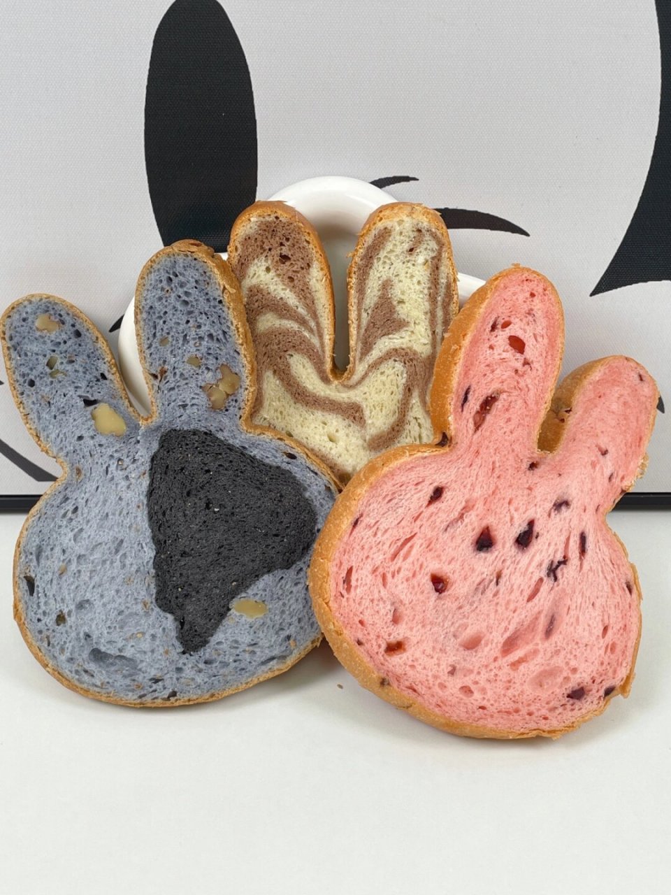 兔耳朵吐司面包  以兔耳朵形状的吐司面包为主题的创意素材.