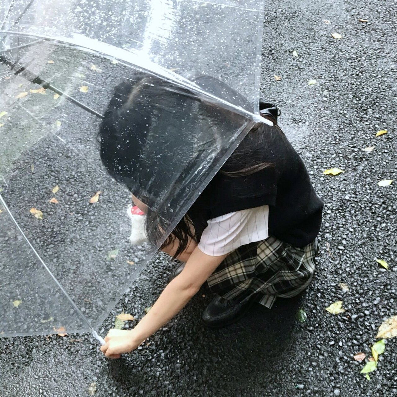 独属于阴天的氛围感  在阴天里,冷色调的jk搭配透明雨伞,真的是营造出