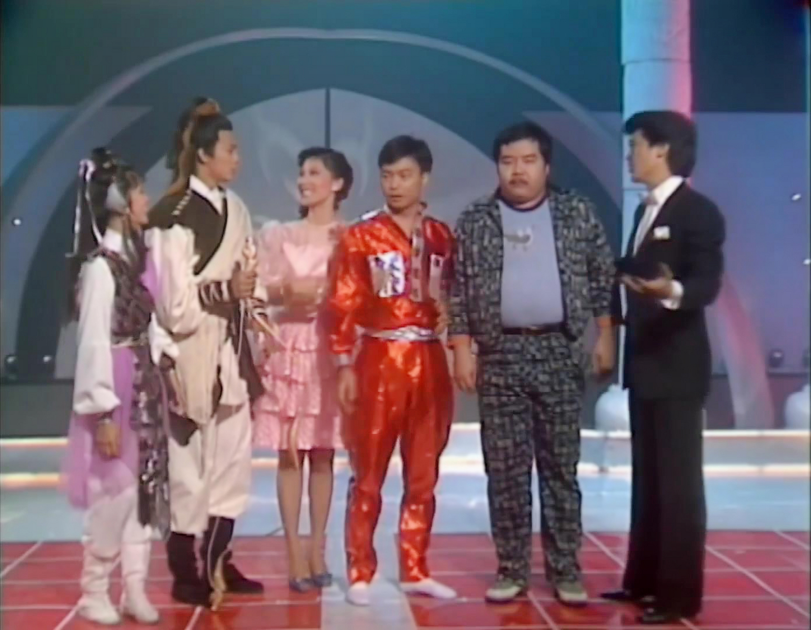 黄日华和翁美玲在84年的欢乐今宵节目中献唱射雕英雄传主题曲《铁血