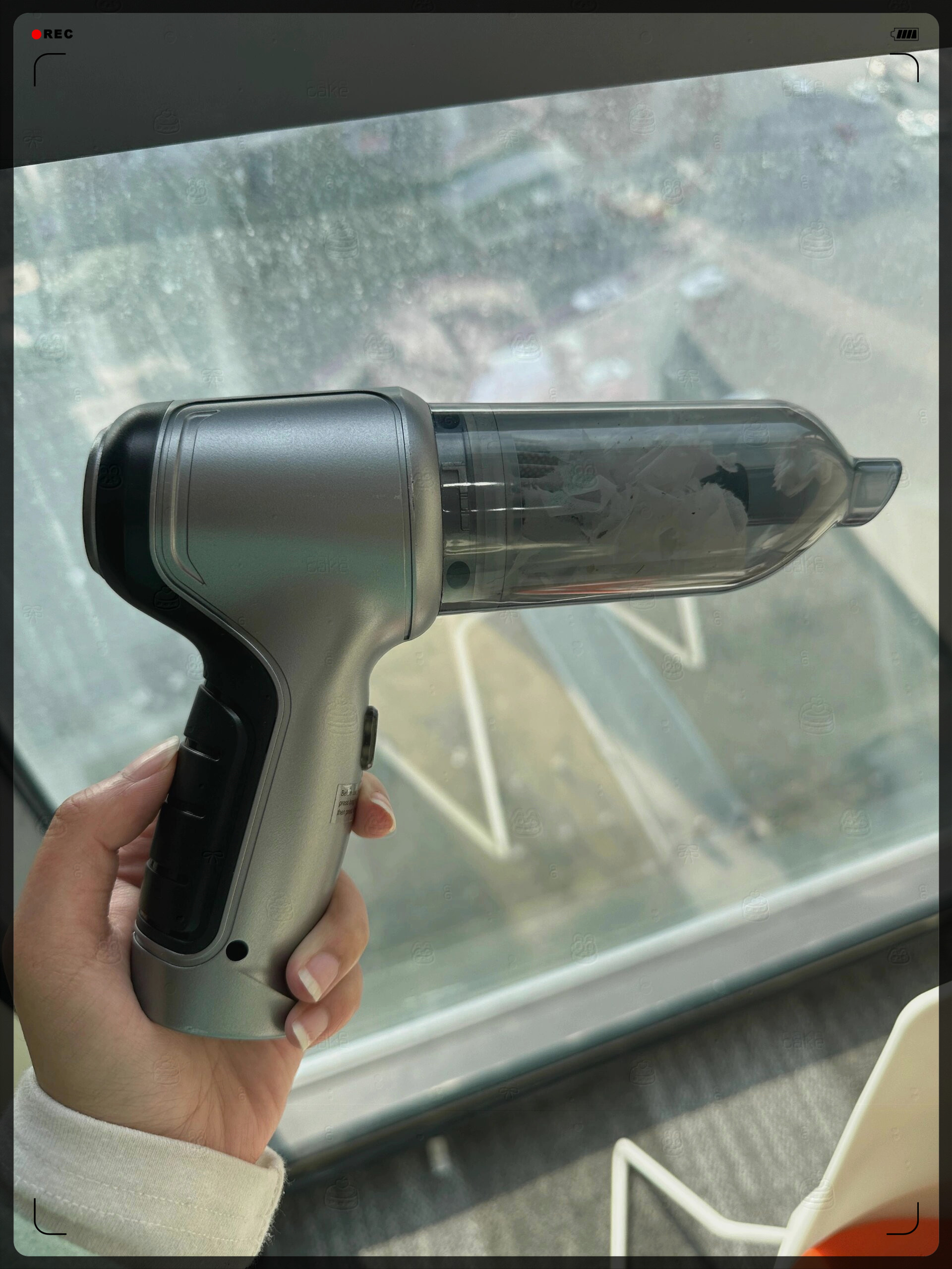 车载吸尘器不仅能够轻松清理座椅和地板的灰尘还能有效去除车内的