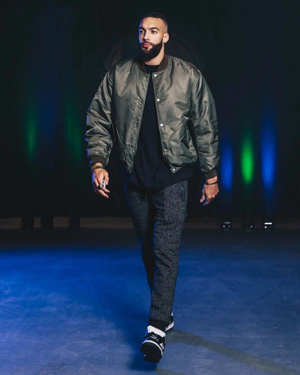 nba赛场球星穿搭回顾  nba赛场上的球星穿搭回顾,是一个有趣且值得