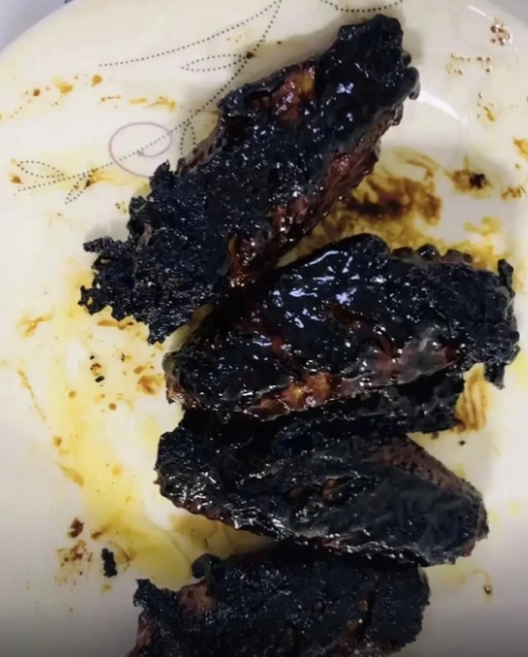 老婆做饭的特点就是专一,专注把锅烧糊!