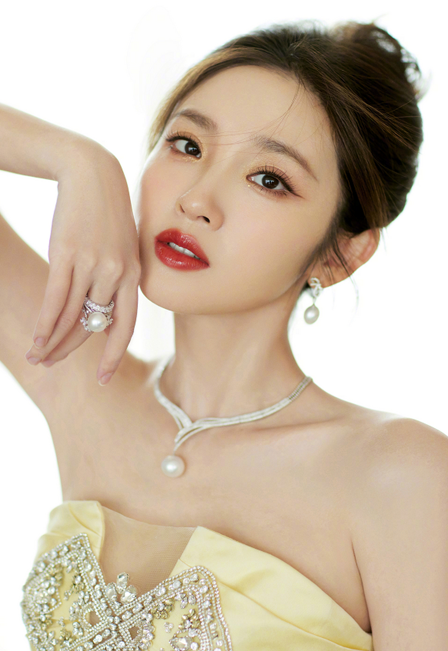 唐艺昕的这一套礼服,是不是有点意思?