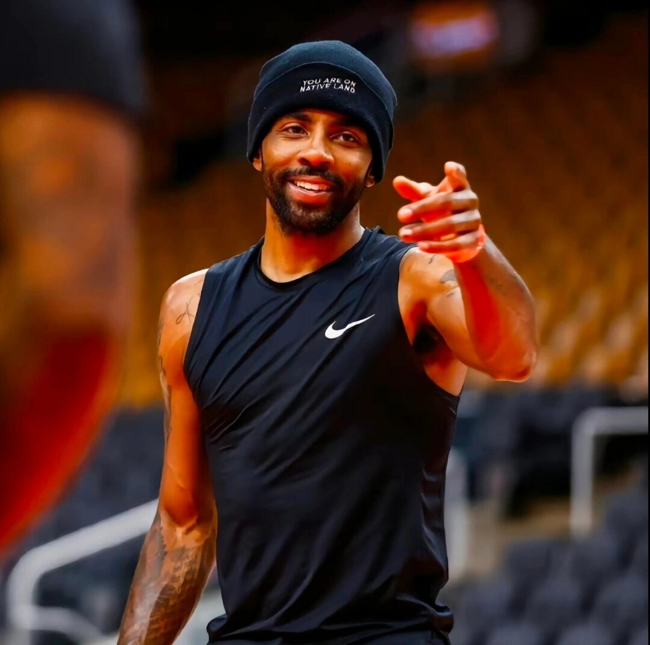 这个做头像,还不得帅气你那二臂兄弟  凯里欧文nba