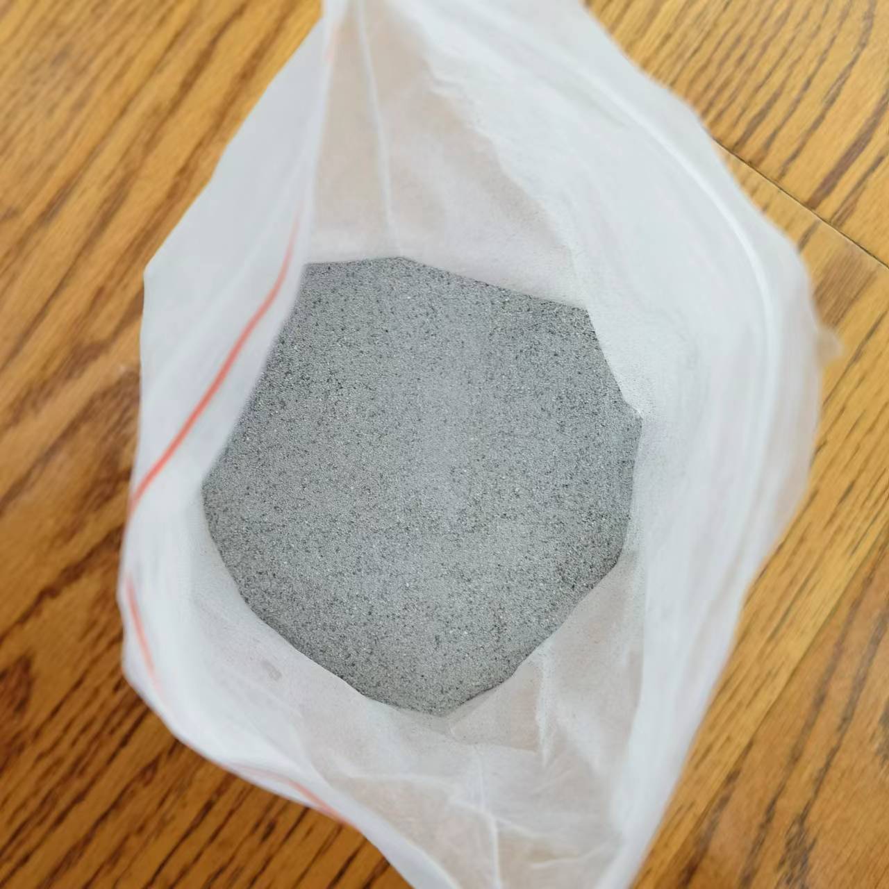 pvc小管磨粉料是由聚氯乙烯树脂,增塑剂,稳定剂等原材料混合而成的.