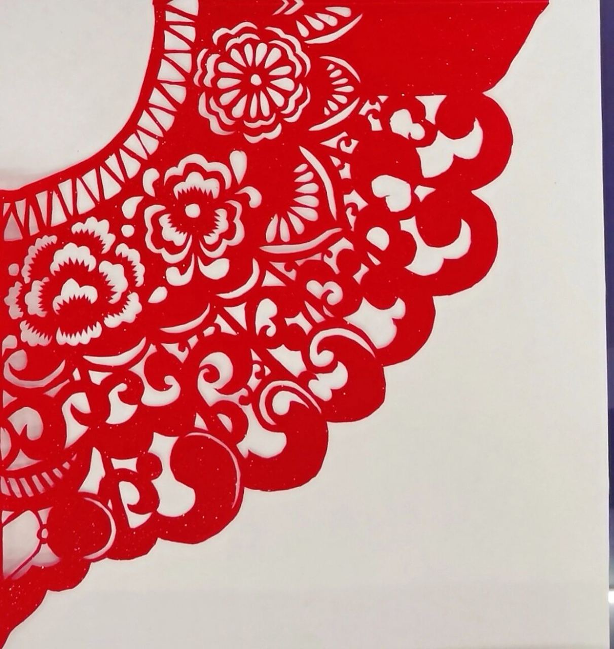 今天我来分享一下如何制作一个既美观又实用的剪纸云肩