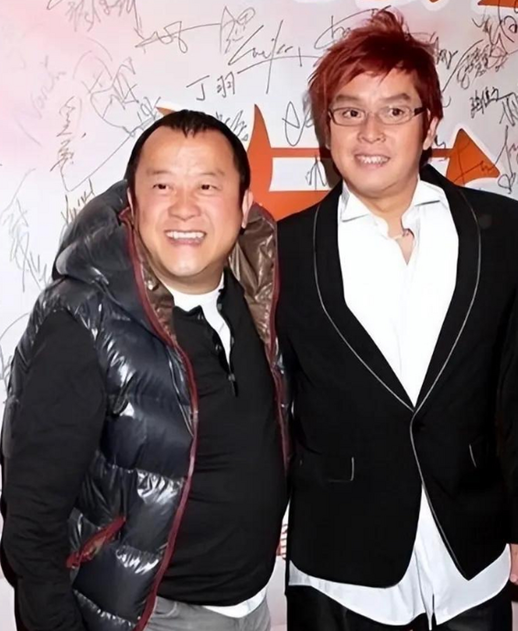 林苑那甜美的面容与高挑的身材吸引了曾志伟的目光.