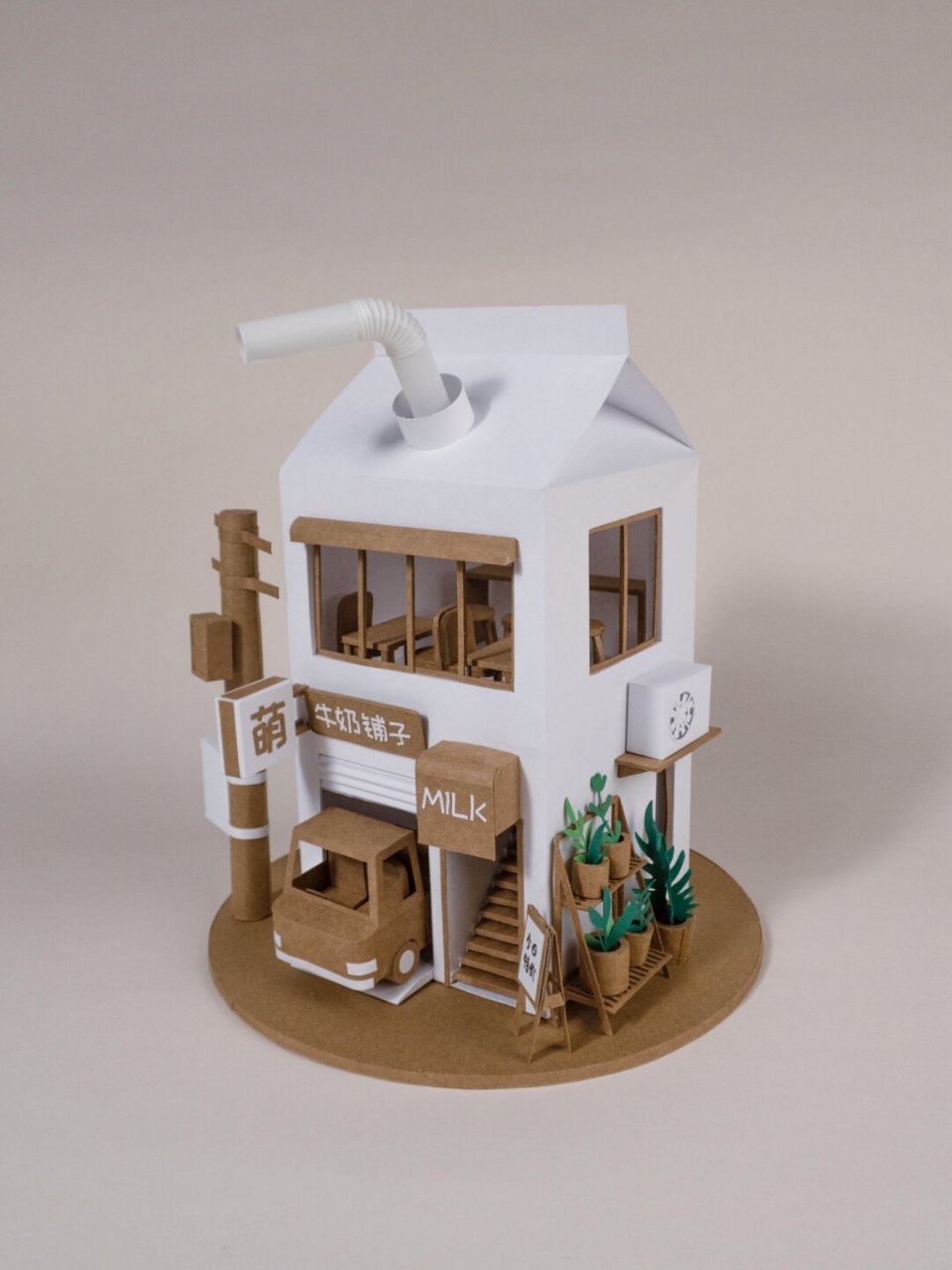 这个方形的牛奶盒子顶部尖尖的,天生就仿佛是为了变身成一个小房子而