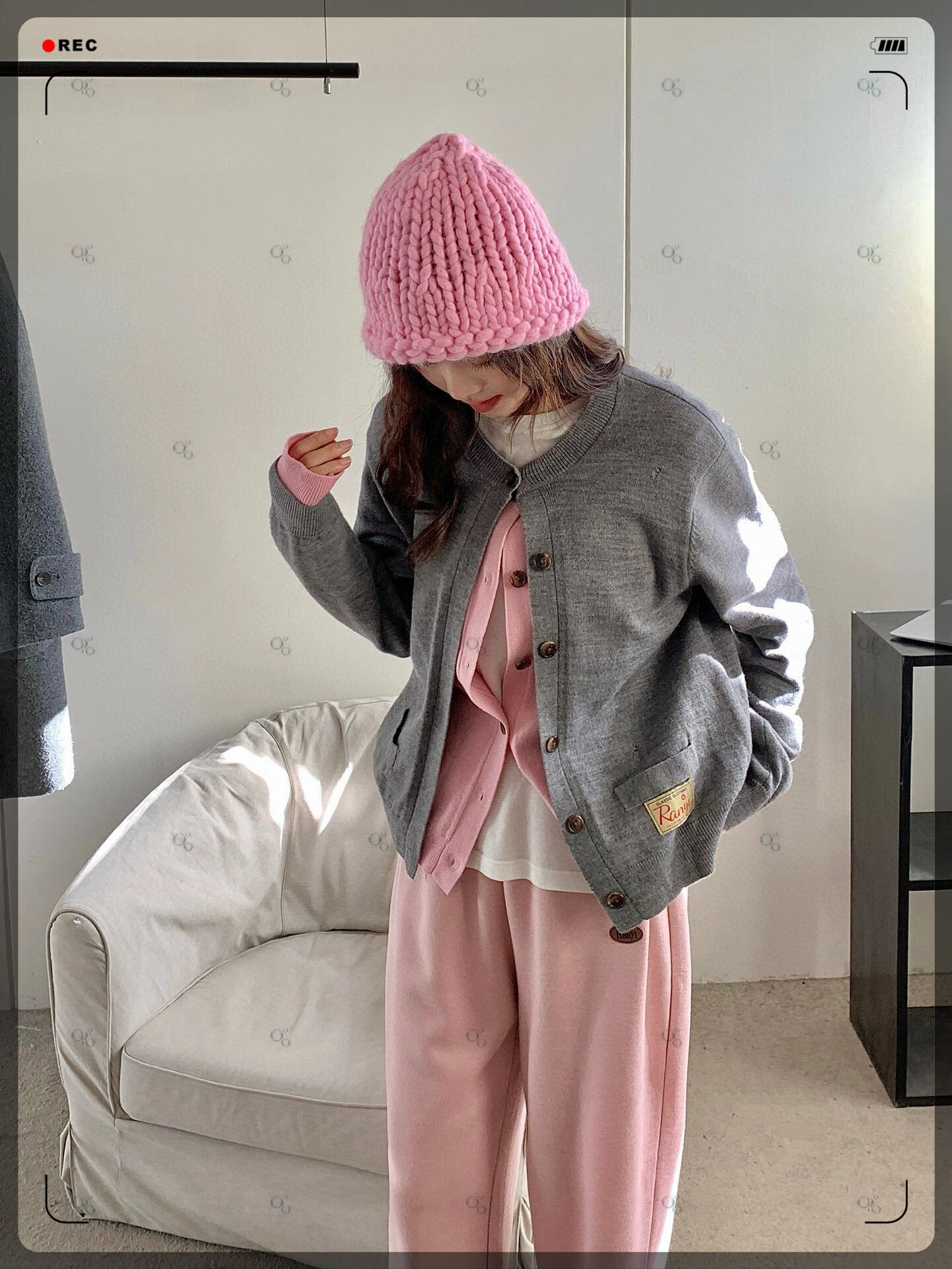 想要休闲又甜美的风格吗?那就绝对不能错过这套灰粉撞色的穿搭啦!