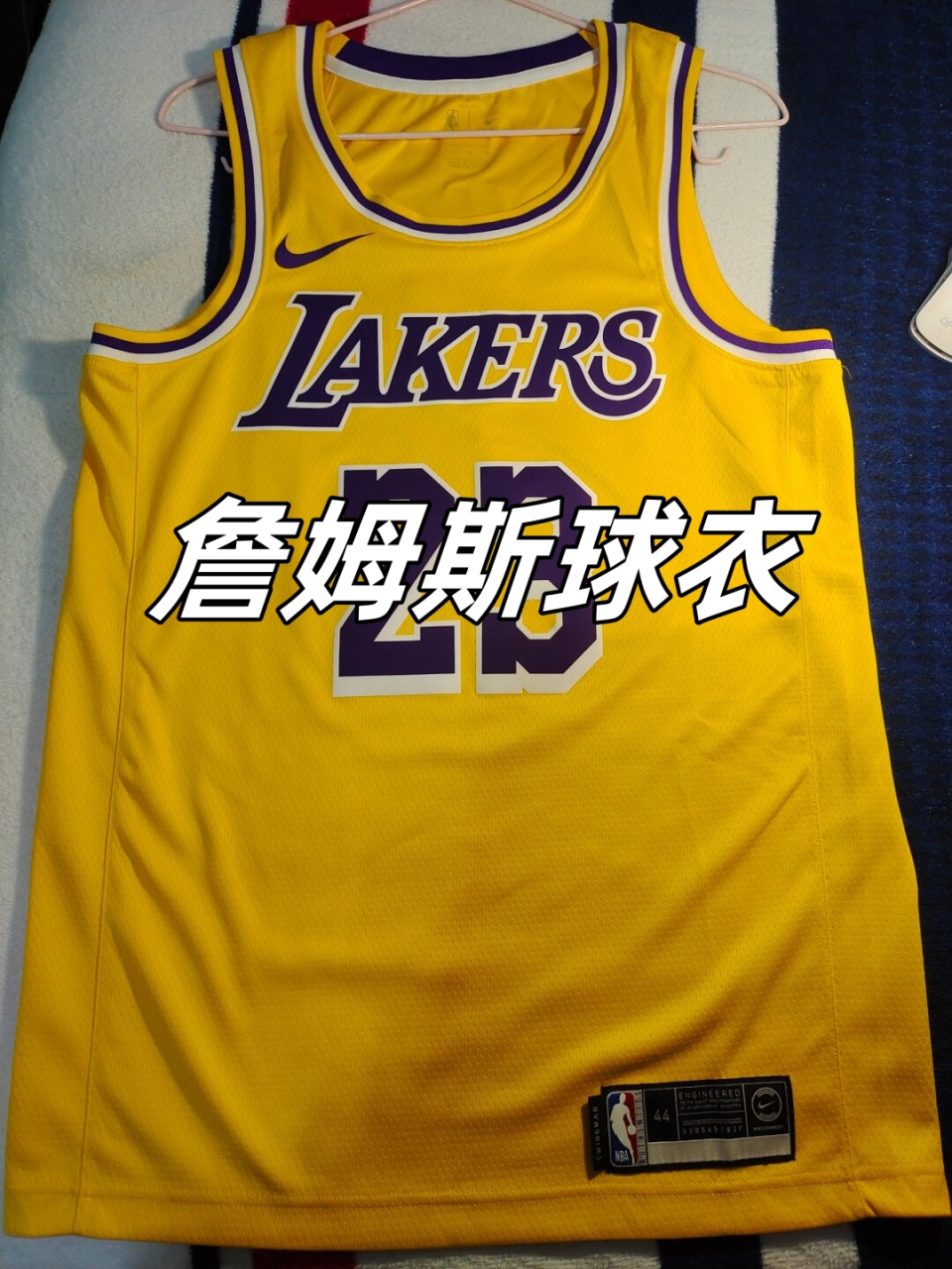 詹姆斯球衣  詹姆斯的球衣有不同的款式和号码,以下是相关信息:  骑士