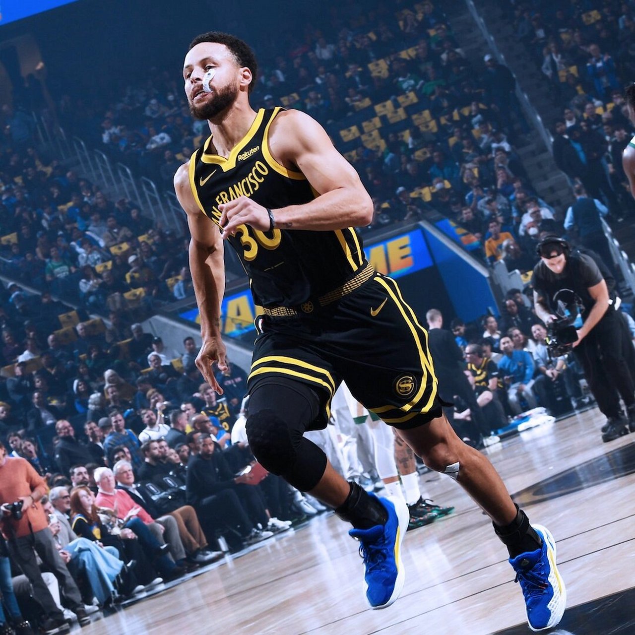 金州勇士队在客场以116-115险胜国王队,斯蒂芬·库里在比赛最后时刻