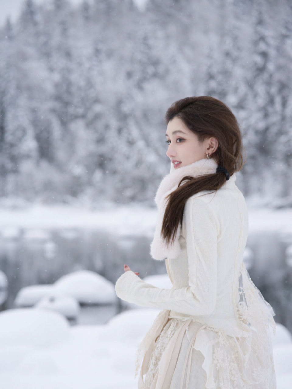 雪地拍照姿势合集  冬日诗篇,以雪为背景,我在画卷中演绎千姿百态.