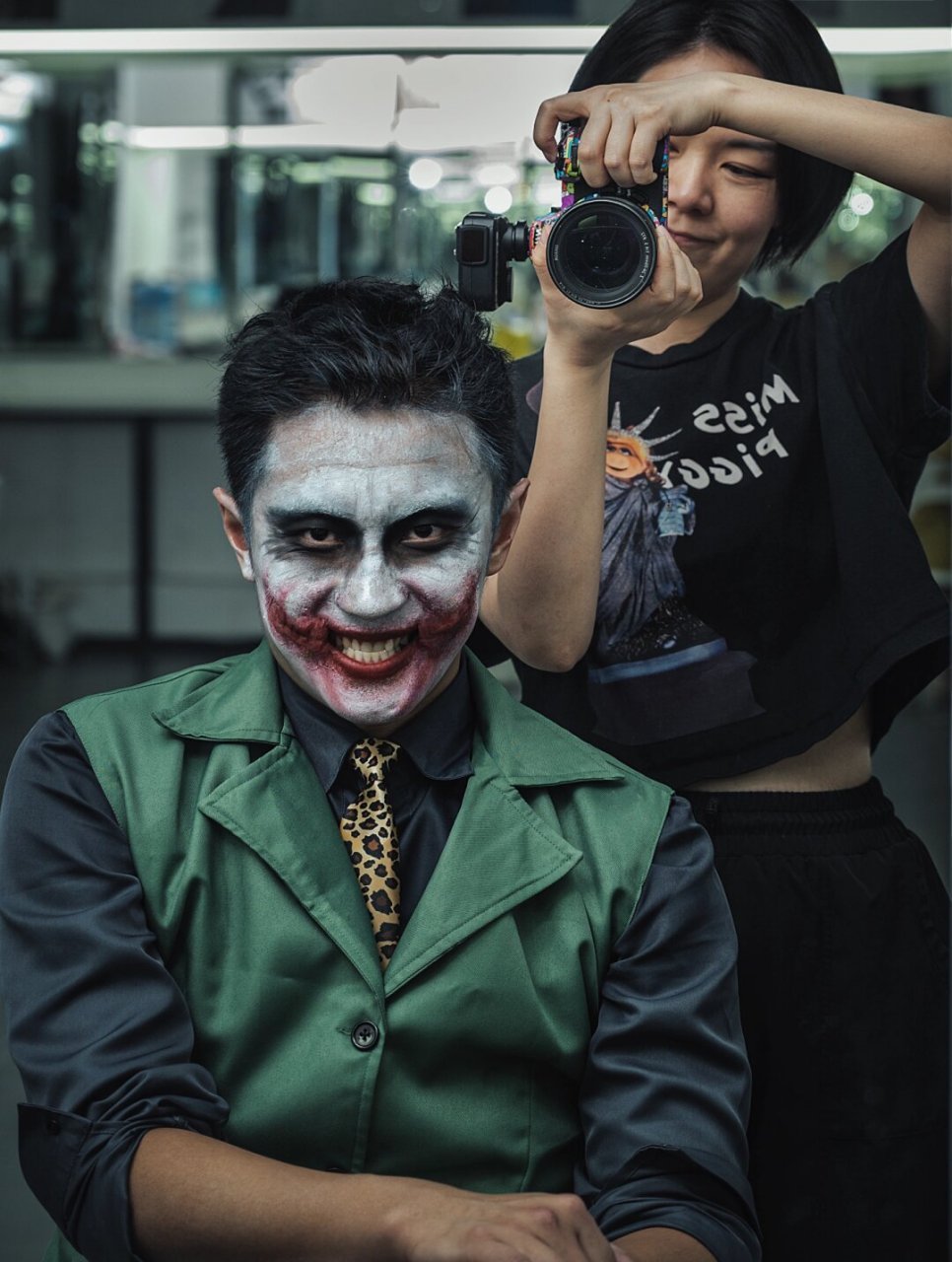 在尝试小丑妆容的特效化妆过程中,我深入体验了角色扮演的魅力.