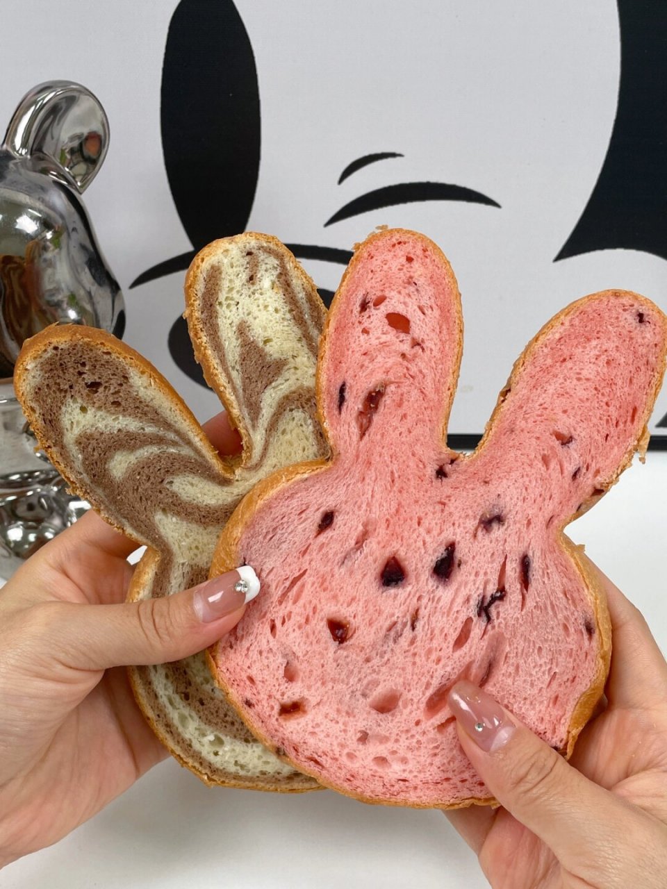 兔耳朵吐司面包  以兔耳朵形状的吐司面包为主题的创意素材.